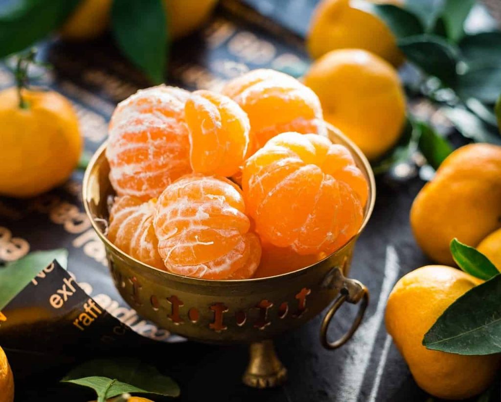 a bowl of clementines